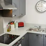 With Cityscape Views & Private Parking Апартаменти Бристоль