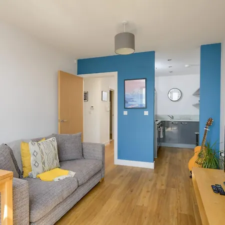 With Cityscape Views & Private Parking Apartamento Bristol