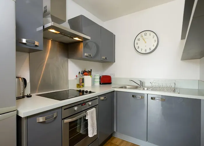 With Cityscape Views & Private Parking Apartamento Bristol