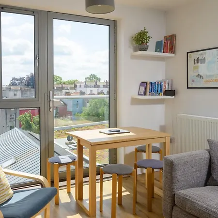 Apartament With Cityscape Views & Private Parking Bristol