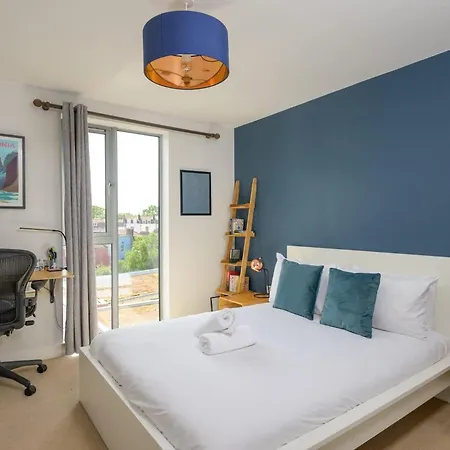 With Cityscape Views & Private Parking Apartament *