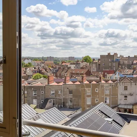 With Cityscape Views & Private Parking Apartman *