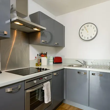 With Cityscape Views & Private Parking Apartament Bristol