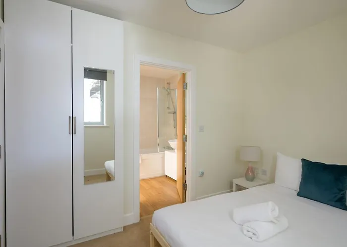 With Cityscape Views & Private Parking * Bristol